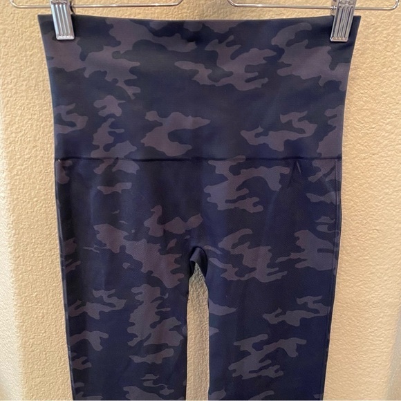 NWT~SPANX Women Black Camo Cropped Lamn Leggings Size Medium - Picture 2 of 7
